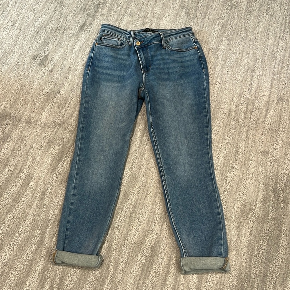 EUC Judy Blue Reg/Curvy waist cinching criss criss in medium blue size 7/28.